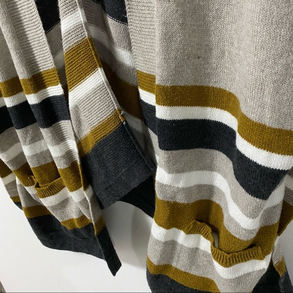 Old Navy Grey/White/Gold Knit Short Sleeve Cape - Picture 4 of 7